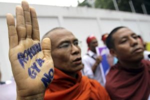 571318-bouddhiste-montre-message-protestation-contre